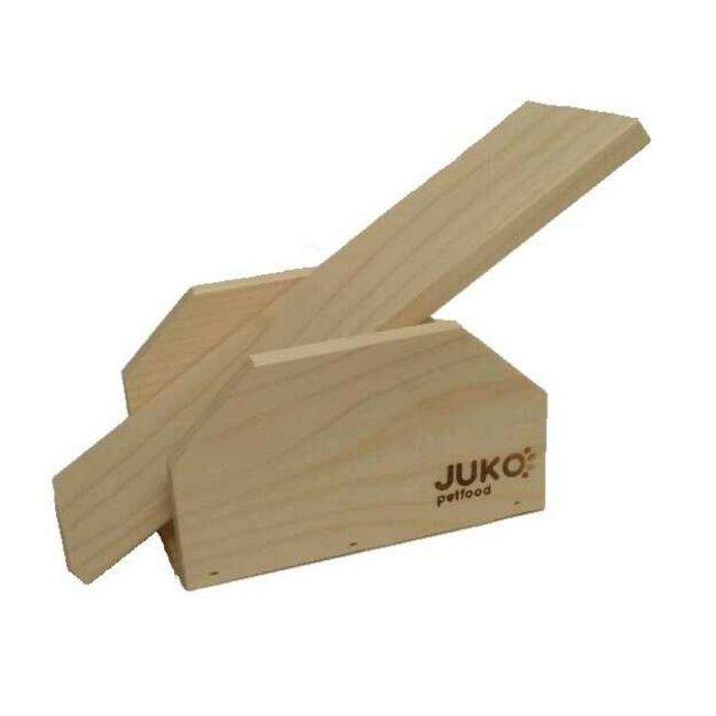 Volně stojící dřevěná houpačka pro morče. 