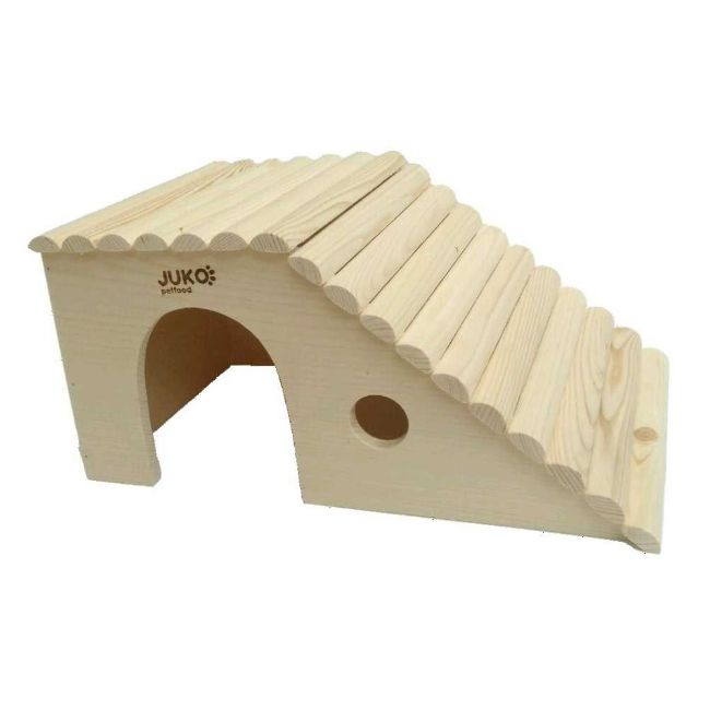 Dřevěný domeček s šikmým bokem, který umožní králíkovi snadný vstup na rovnou střechu.