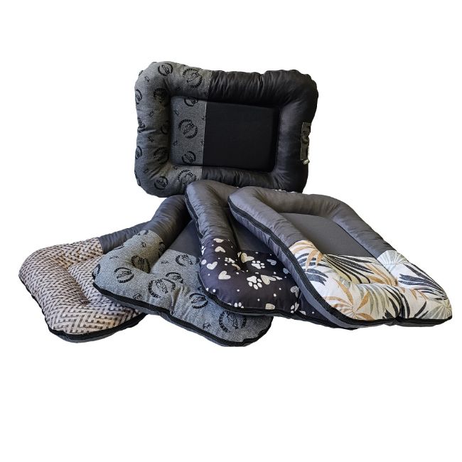 Obdelníková matrace s kulatými rohy. S lehce vyvýšeným okrajem. Skvěle izoluje od podlahy.Různé barvy, 90 x 75 x 14 cm